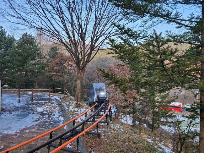 청주동물원, 휠체어 이용 장애인 위한 모노레일 운행 개시(모노레일)