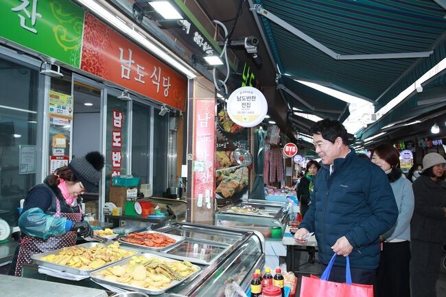 설 명절을 앞두고 인헌시장을 찾아 상인들과 인사를 나누는 박준희 구청장