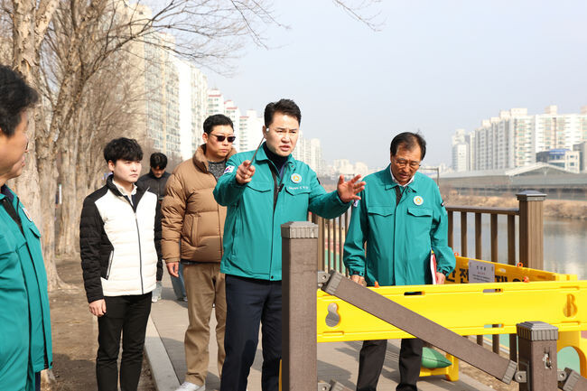 오언석 도봉구청장(사진 가운데)이 지난 13일 중랑천 제방길 공사 현장을 찾아 공사 진행 상황 등을 확인했다(2024. 2. 13. 중랑천 제방길) 