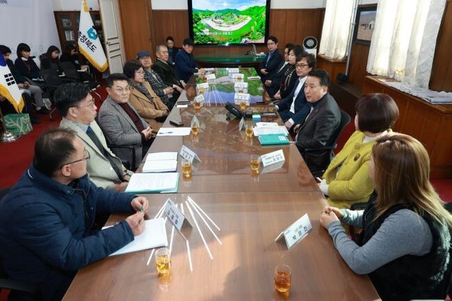 충청북도는 14일 충북도청에서 도내 소상공인, 전통시장 상인들과 지속되는 경기침체에 어려움을 겪고 있는 소상공인의 경영 애로사항 청취 및 전통시장 활성화 방안 논의를 위한 소통간담회를 개최했다.