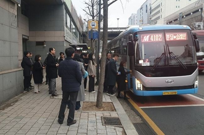 강희업 대도시권광역교통위원장은 14일 오전 7시 40분경 출근시간에 M4102번 광역급행버스를 좌석예약 어플리케이션(MiRi)을 통해 직접 예약하여 성남시 서현역에서 탑승하면서 장거리 출퇴근 시민의 애로를 확인하고, 좌석예약 시스템을 점검했다. 