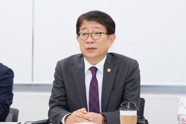 박상우 국토교통부 장관은 14일 오전 10시 '국토교통 개혁 TF' 킥오프 회의를 주재하여, 개혁 TF 운영방향과 정책과제에 대해 논의하고 각계 전문가의 의견을 청취했다. 