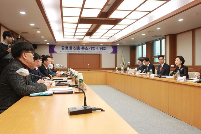 오영주 중소벤처기업부 장관(오른쪽)이 14일 부산지방중소벤처기업청에서 열린 글로벌 진출 중소기업 간담회에서 기업 대표의 의견을 청취하고 있다.&nbsp;