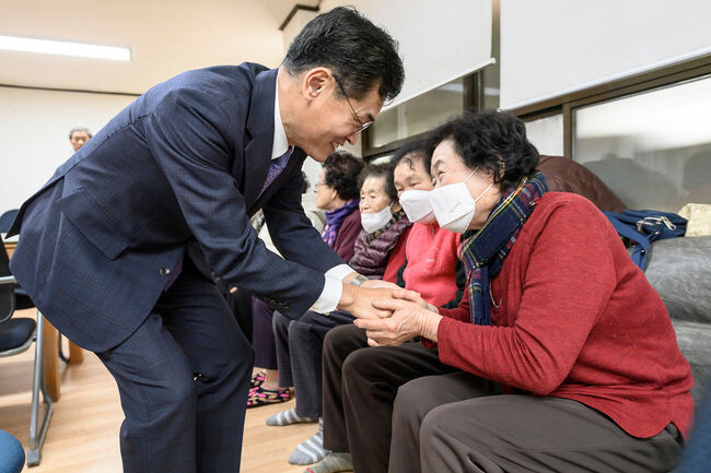 지난 설 명절을 맞아 경로당을 방문해 어르신과 소통하는 이기재양천구청장