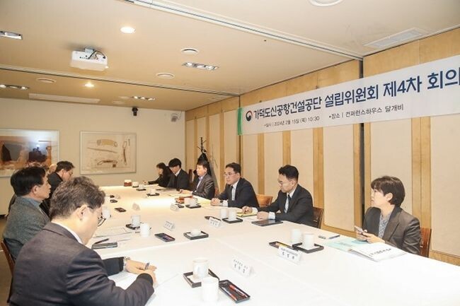 백원국 국토교통부 2차관이 15일 오전 서울에서 열린 가덕도신공항건설공단 설립위원회 4차 회의를 주재하고 있다.