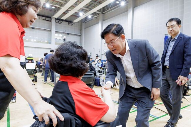 지난해 8월 박강수 마포구청장이 장애인보치아대회에 참석한 선수와 인사하고 있다(제공=마포구)