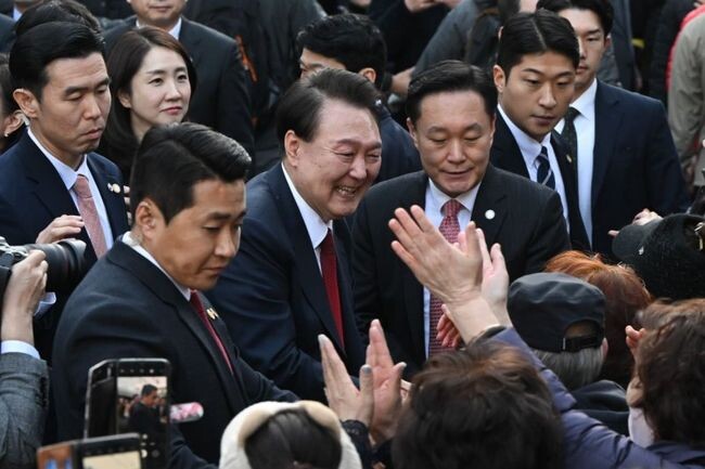 지난 13일 부산의 대표 전통시장인 동래시장을 찾은 윤석열 대통령 &nbsp;