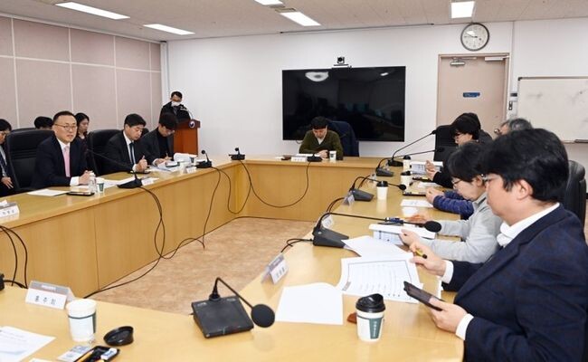 이한경 행정안전부 재난안전관리본부장이 16일 오전 서울 종로구 정부서울청사 2층 회의실에서 열린 보행안전 전문가 간담회에 참석해 인사말을 하고 있다.