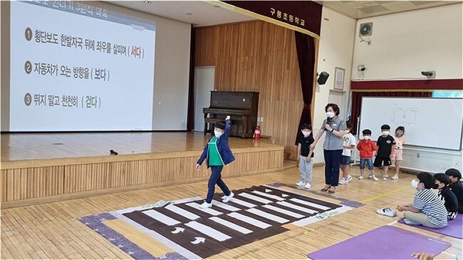 2023년 도로교통공단 ‘찾아가는 안전체험교육’ 중 보행자 안전교육을 진행하고 있다. (사진=도로교통공단 제공)