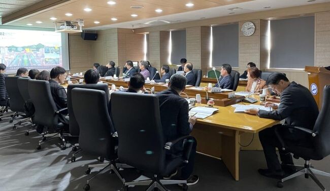 안산시는 지난 16일 안산시청 상황실에서 '2024년 안산시 신청사 건립추진위원회' 회의를 개최했다고 19일 밝혔다.