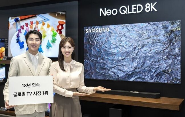 삼성전자 모델이 18년 연속 글로벌 TV 시장 1위를 달성한 삼성전자의 TV 제품들을 선보이고 있다.&nbsp;
