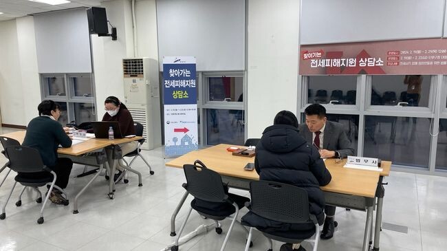 안산시, 국토부와&lsquo;찾아가는 전세피해지원 상담소&rsquo;운영(19일 단원구청 대회의실에서 전세피해지원 상담이 이뤄지고 있다)