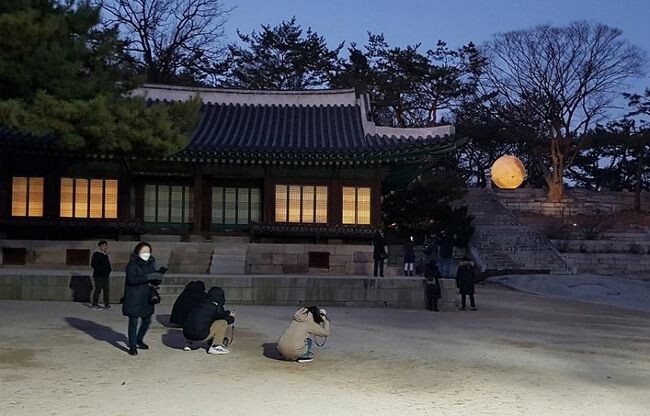 창경궁에서 보름달 모형 사진 찍는 관람객들(2023.2.) 