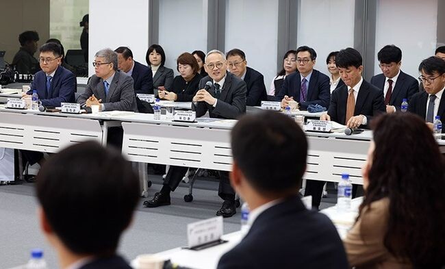 유인촌 문화체육관광부 장관이 19일 서울 중구 코시스센터에서 열린 2024 문화원장·문화홍보관회의에 참석해 발언하고 있다. 