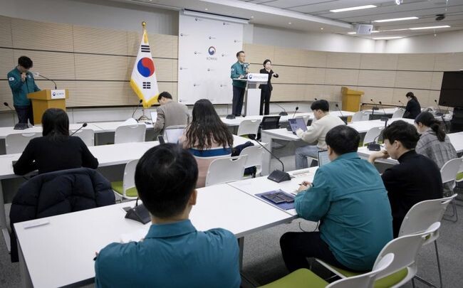 박민수 보건복지부 2차관이 20일 오전 정부세종청사에서 의사 집단행동 중앙사고수습본부 정례 브리핑을 하고 있다. 