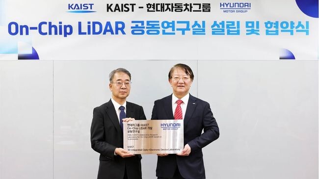 현대자동차·기아는 KAIST와 함께 고도화된 자율주행차에 쓰일 라이다 센서를 개발하기 위해 ‘현대자동차그룹-KAIST 온칩 라이다(On-Chip LiDAR) 공동연구실(이하 공동연구실)’을 대전 KAIST 본원에 설립한다고 21일 밝혔다.