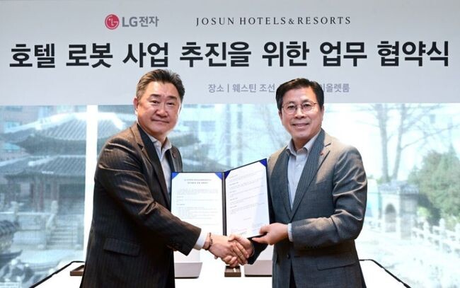 LG전자는 최근 서울 중구 소공동 &lsquo;웨스틴 조선 서울&rsquo; 호텔에서 조선호텔앤리조트와 &lsquo;호텔 서비스 업무 효율화 및 신성장 동력 확보를 위한 서비스 로봇 개발 협력&rsquo;을 위한 업무협약(MOU)을 체결했다. 왼쪽부터 조선호텔앤리조트 이주희 대표이사, LG전자 장익환 BS사업본부장.