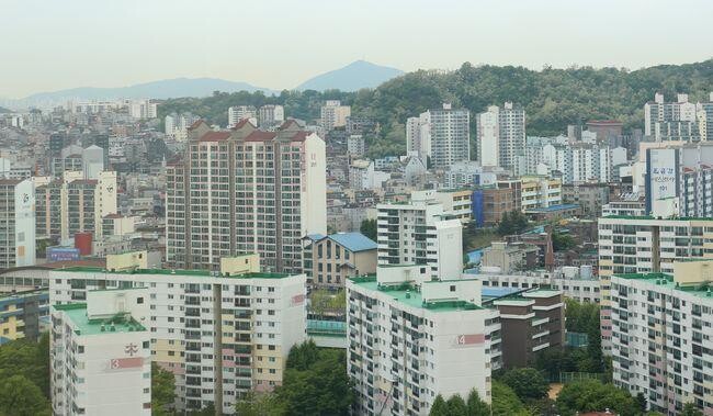 국토교통부는 청년들의 주거비 부담 완화를 위해 월 최대 20만원씩 12개월 분의 월세를 지원하는 '청년월세 특별지원' 2차 사업 신청을 2월 26일부터 시작한다고 밝혔다.