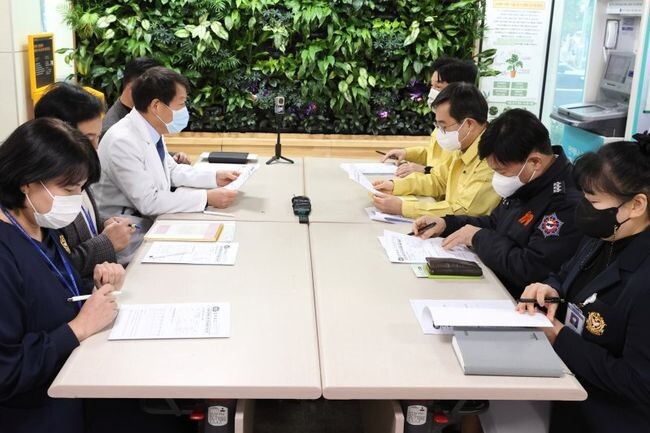 24일 오후 김동연 경기도지사는 의료계 집단행동과 관련해 경기도의료원 수원병원 현장을 보건건강국장 등 관계자와 함께 방문해 비상진료체계 가동 현황을 살펴보고 정일용 경기도의료원 원장 등 의료진에게 경기도민의 의료공백 최소화를 당부했다.&nbsp;