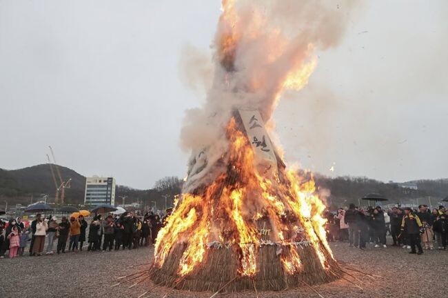 시흥 시민들이 24일 열린 정월대보름 한마당에서 달집을 태우며 한해의 소원을 빌고 있다.&nbsp;