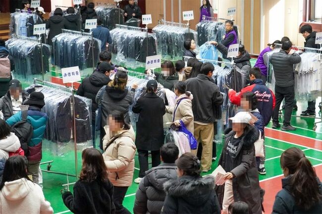 24일 서울 동대문구청 2층 다목적 강당에서 &lsquo;2024년 사랑의 교복나눔장터&rsquo;가 열렸다.