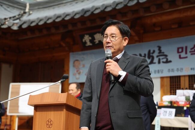 박강수 마포구청장이 정월대보름을 맞아 광흥당에서 구민의 행복과 안녕을 기원하는 축사를 전하고 있다