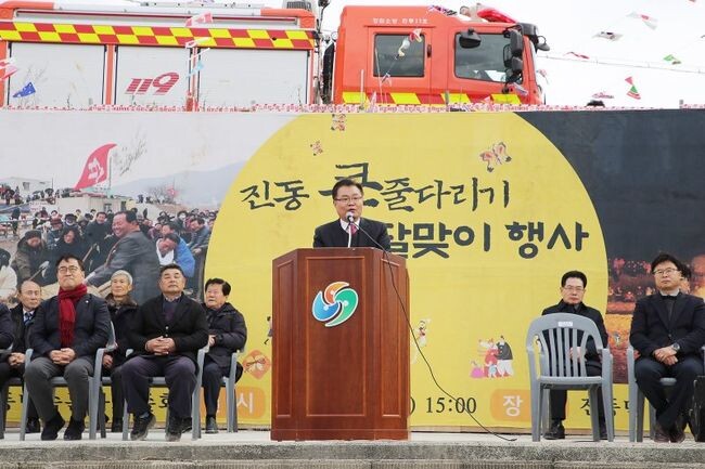 창원특례시는 갑진년 정월대보름을 맞아 24일 마산합포구 진동면 동촌냇가에서 제28회 진동큰줄다리기 및 달맞이 행사가 진행되었다고 밝혔다.