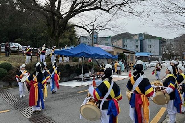 전주시 흑석골 당산제전위원회는 24일 정월대보름을 맞아 서서학동 흑석골 만남의 광장 당산나무 아래에서 올 한해 서서학동 주민의 안녕과 평안을 기원하는 ‘제23회 흑석골 당산문화축제’를 개최했다.