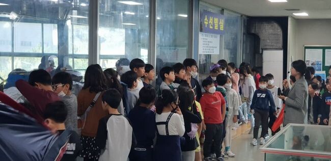 지난해 한 학생단체가 클린투어를 신청해 시설을 견학하고 있다.