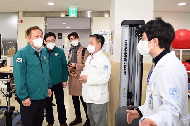 이상민 행정안전부 장관이 25일 오후 경기도의료원 이천병원을 방문해 찾아 의료공백 최소화를 위한 현장시설을 둘러보고 있다. 