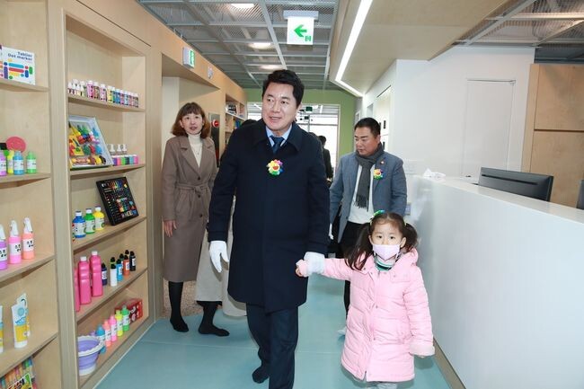 아이와 함께 키즈카페 내부를 둘러보는 박준희 관악구청장