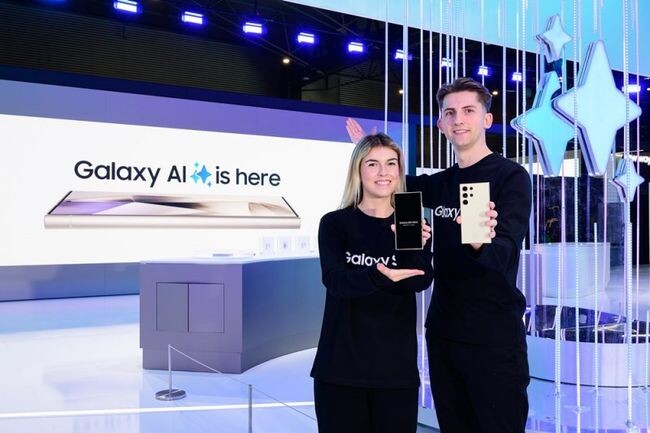 삼성전자는 MWC 2024이 개최되는 피라 그란 비아(Fira Gran Via) 제 3전시관에 1,745㎡(528평) 크기의 대규모 갤럭시 전시 부스를 마련했다. 삼성전자 전시부스에서 삼성전자 모델들이 전시 부스를 소개하는 모습&nbsp;