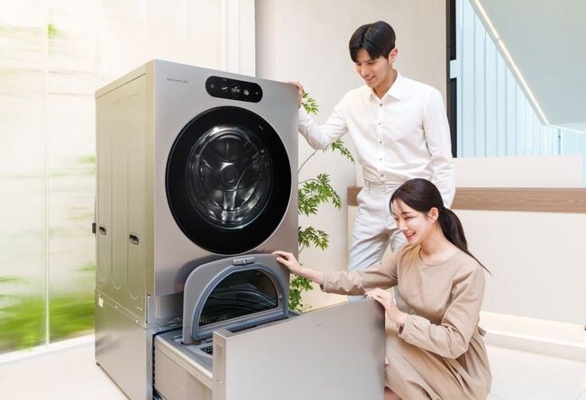 LG전자가 세탁부터 건조까지 한 번에 끝내는 &lsquo;꿈의 가전&rsquo; LG 시그니처(LG SIGNATURE) 세탁건조기를 22일부터 판매하고 있다. 모델이 LG전자 베스트샵 강남본점에서 섬세한 의류나 기능성 의류는 물론 속옷, 아이옷 등을 분리 세탁할 수 있어 활용도가 높은 시그니처 세탁건조기의 미니워시를 살펴보고 있다.