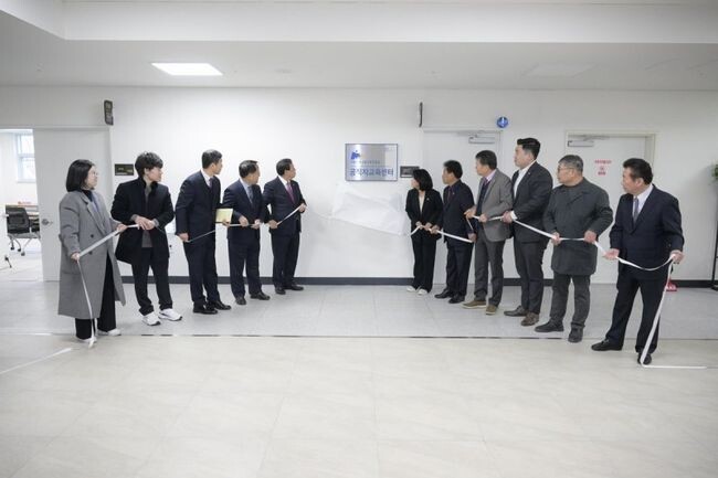 세종특별자치시 공직자들의 역량 강화를 위한 '공직자교육센터'가 조치원읍 (재)세종테크노파크 1층에 문을 열었다.