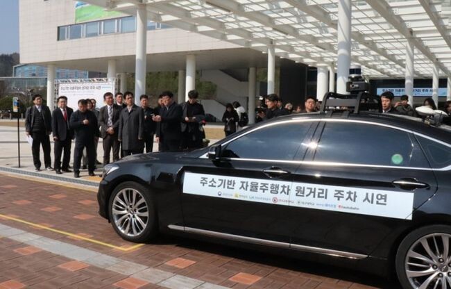 김민재 행정안전부 차관보가 26일 오후 전남 무안군 전남도청 주차장에서 '주소기반 자율주행차 원거리 주차 실증 시연회'에 참석해 한국교통대학교 산학협력단 관계자로 부터 설명을 듣고 있다.&nbsp;