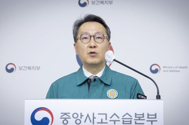 박민수 중앙재난안전대책본부 부본부장(보건복지부 제2차관)이 26일 오전 세종시 정부세종청사에서 의료개혁과 의사 집단행동에 대한 정부의 대응방안 등을 브리핑하고 있다.&nbsp;
