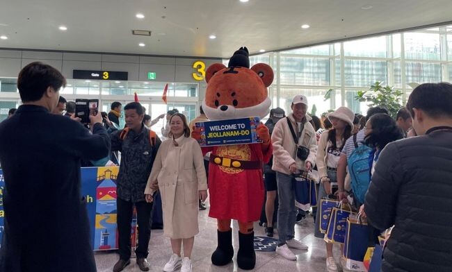 전라남도는 법무부로부터 무안국제공항 무사증 입국 허가제도를 내년 3월까지 연장 승인을 받아 외국인 관광객 유치를 통한 공항 활성화 및 글로벌 관광산업 육성에 탄력을 받게 됐다고 밝혔다.