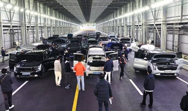 <span contenteditable="true">중앙일보가 선정하는 올해의 차(Car Of The Year, COTY) 2차 현장 심사가 17일 경기도 화성시 자동차안전연구원에서 진행됐다. 이날 심사에 참여한 심사위원들이 디자인과 램프류 심사를 진행하고 있다. (사진=중앙일보)