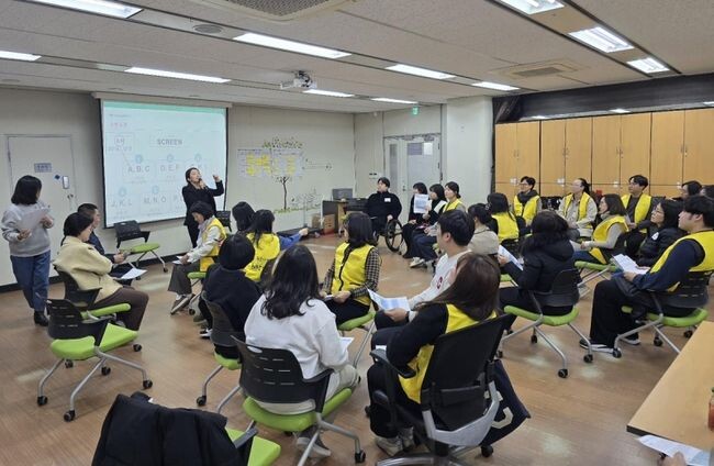 금천구(구청장 유성훈)는 지난 27일 재난발생 시 심리적 고통을 완화하고 정신적 안정 회복을 지원하는 인력을 양성하고자 '심리적 응급처치 교육'을 진행했다고 밝혔다.