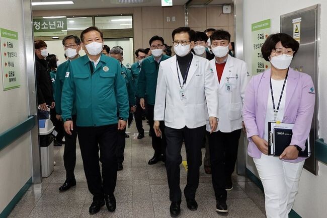 이상민 행정안전부 장관이 28일 오전 전공의 집단행동 대응 관련하여 충청북도 청주의료원을 방문하여 비상진료체계 등 지역 필수의료 대응상황을 점검하고 있다. 