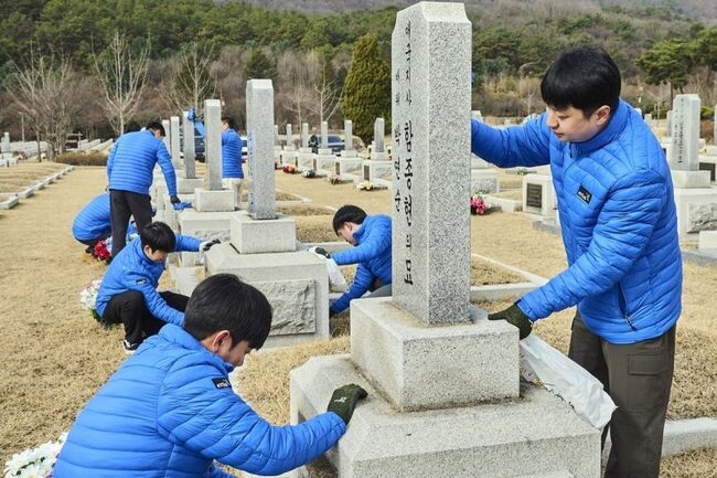KT&G가 삼일절을 앞두고 애국지사들의 희생정신을 기리고 독립운동의 의미를 되새기기 위해 지난 28일 국립대전현충원에서 독립유공자 묘역정화 활동을 실시했다.
