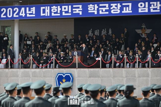윤석열 대통령은 2월 28일 충청북도 괴산에 위치한 육군학생군사학교에서 열린 2024년 학군장교 임관식에 참석해 육&middot;해&middot;공군 및 해병대 장교로 임관하는 학군사관후보생들을 격려했다.&nbsp;
