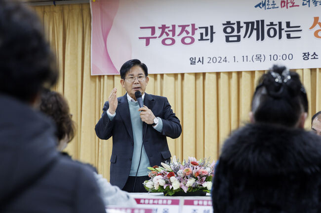 지난 1월 구청장과 함께 하는 상암동 소통데이에서 DMC 랜드마크 건립 추진에 대해 답변하고 있는 박강수 마포구청장