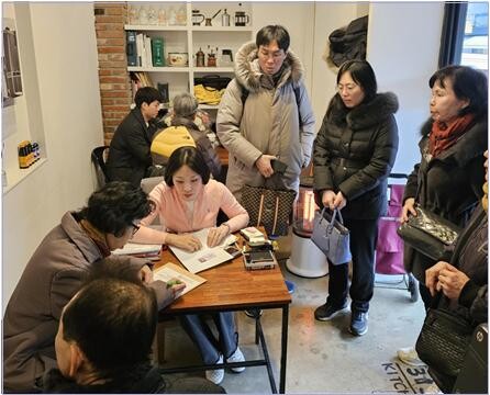찾아가는 현장지원센터에서 동의서를 작성하고 있는 주민들(제공=서울 중구)