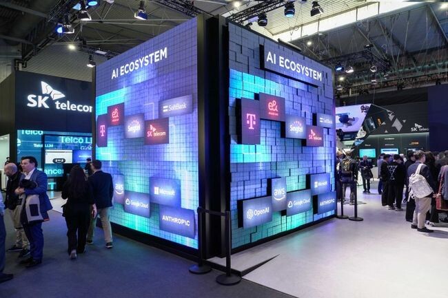 MWC24 SKT 전시관 입구에 배치돼 관람객들의 많은 주목을 끈 대형 키네틱 LED