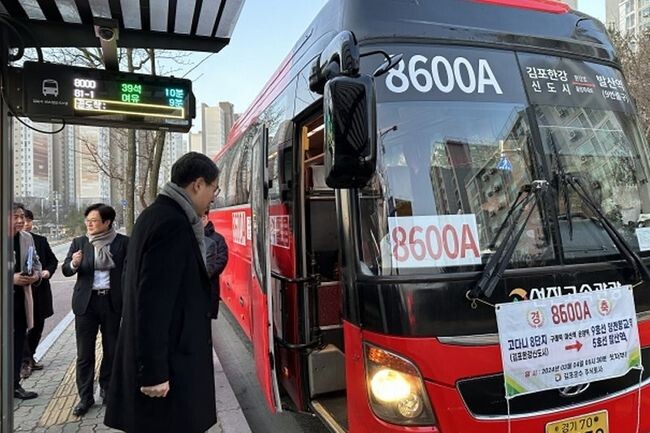 강희업 대도시권광역교통위원회 위원장은 3월 4일 당일 신설된 김포-서울 간 8600A 광역버스에 탑승한 뒤 김포골드라인으로 환승하면서 출근길 교통상황을 직접 확인했다.&nbsp;