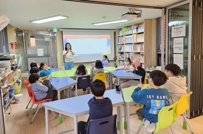 과천시가 올해 초등학생 방과 후 돌봄 사각지대 해소를 위해 운영하고 있는 '다함께돌봄센터' 지원을 강화한다.