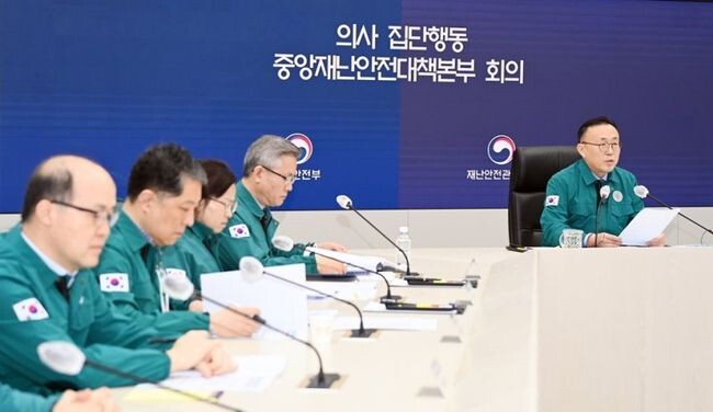 이한경 행정안전부 재난안전관리본부장이 5일 오전 정부세종청사 중앙재난안전상황실에서 열린 '의사 집단행동 관련 중대본 회의'에 참석해 모두발언을 하고 있다. 