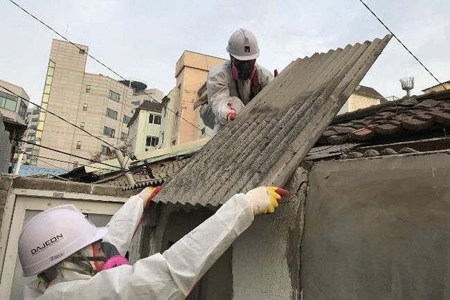 인천시가 석면 비산으로부터 시민들의 건강을 지키고, 쾌적한 주거환경을 조성하기 위해 슬레이트 철거비를 지원한다.