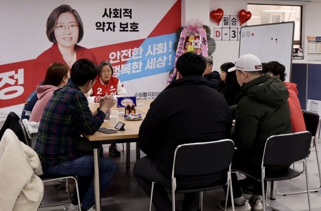 지난 3일 오후 이수정(수원정 매탄, 원천, 광교, 영통1동) 국회의원 후보가 매탄동 주민들로 구성된 &lsquo;수원 3호선 추진위원회&rsquo; 임원진과 만나 직접적인 소통의 시간을 가졌다.&nbsp;